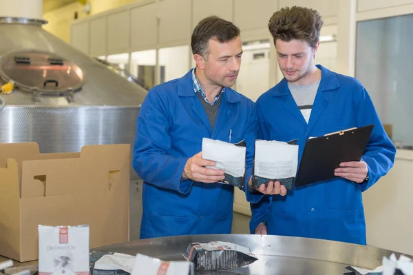 De fabriek leerling en werk — Stockfoto