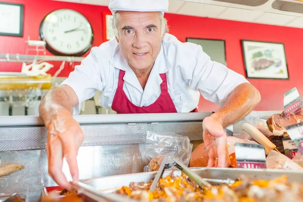 Poner la carne en el mostrador —  Fotos de Stock