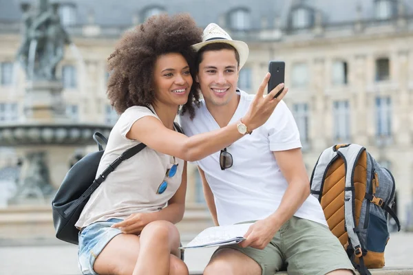 Vista de um jovem casal em férias tomando selfie — Fotografia de Stock