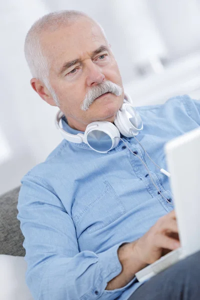 Senior travaillant sur un ordinateur portable — Photo
