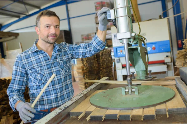 Retrato do homem ao lado da máquina de trabalhar madeira — Fotografia de Stock