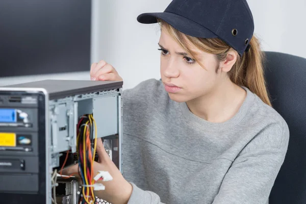 Técnico femenino reparando el ordenador — Foto de Stock