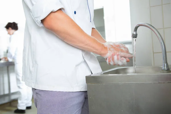 Wassen van de handen in een industriële keuken chef-koks — Stockfoto
