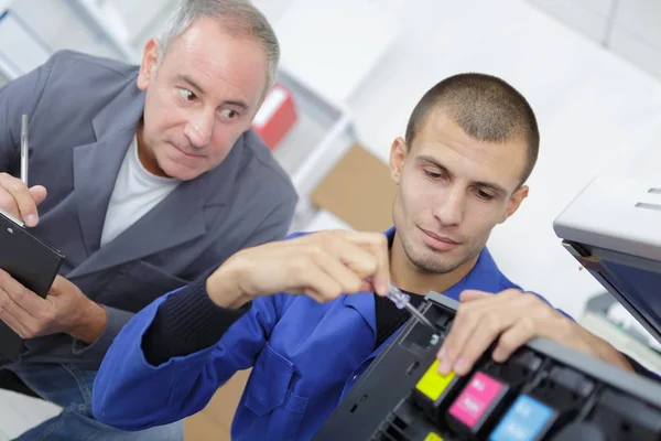 Jovem aprendiz fazendo um reparo — Fotografia de Stock