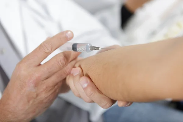 Врач вакцинирует женщин в больнице — стоковое фото