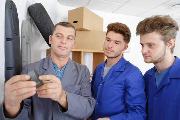 Jonge monteurs leerlingen in een workshop — Stockfoto