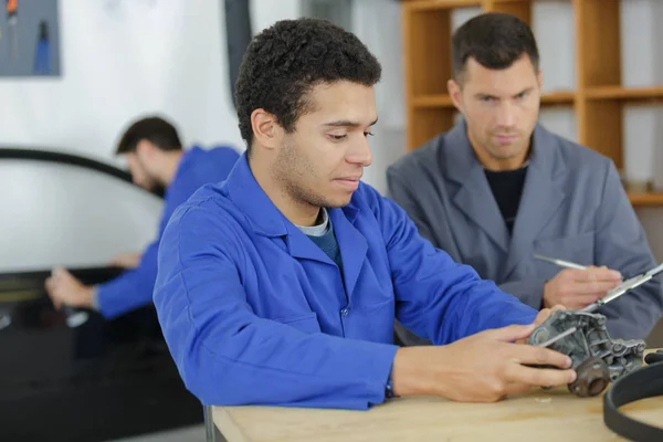 Auto monteur, werken bij werktafel in auto reparatieservice — Stockfoto