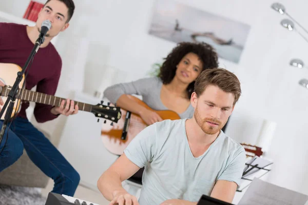 Banda ter um ensaio na casa — Fotografia de Stock