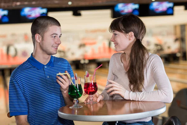 Kobieta i mężczyzna razem w bowling club — Zdjęcie stockowe