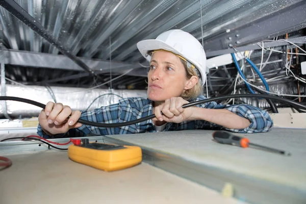 Eletricista no trabalho e eletricista — Fotografia de Stock