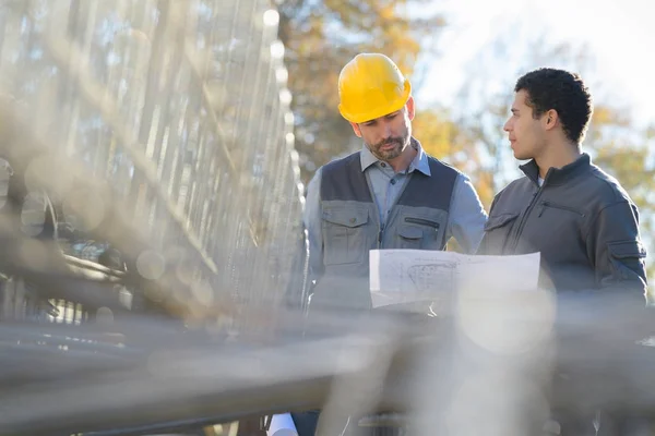 Arbeiders buiten een fabriek — Stockfoto