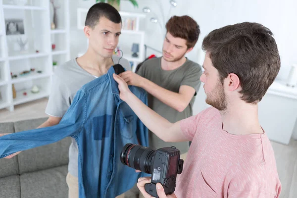 Tiener jongens tijdens mode schieten thuis — Stockfoto
