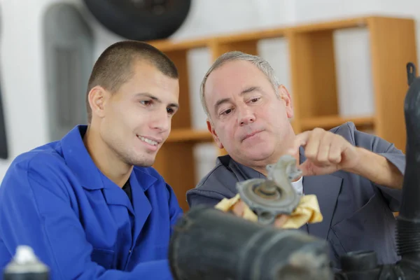 Estudiante de ingeniería sonriendo con el profesor — Foto de Stock