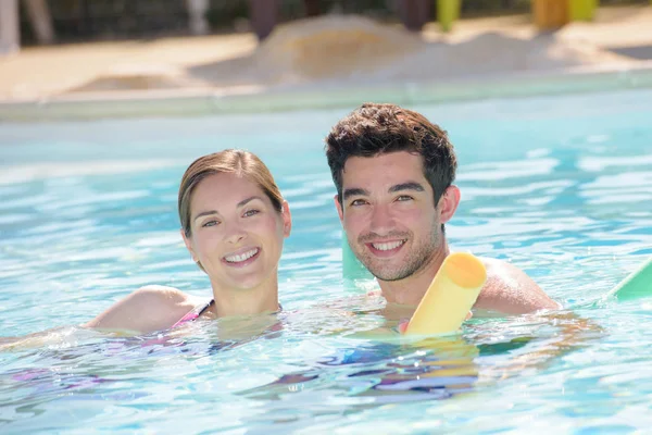 Mann und Frau im Schwimmbad — Stockfoto