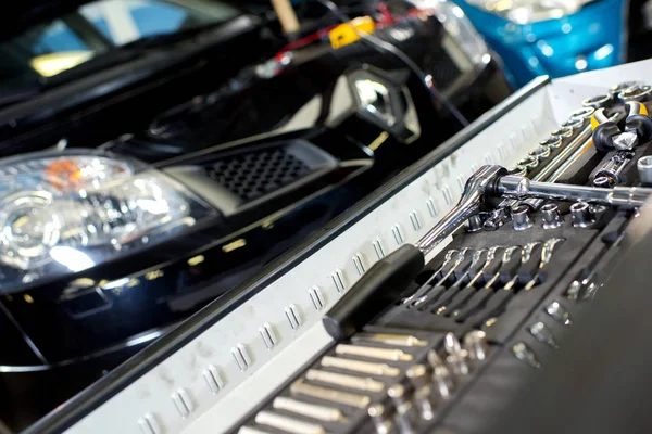 Auto in de garage en auto — Stockfoto