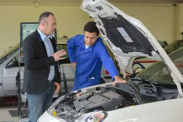 Auto monteur in gesprek met de klant — Stockfoto