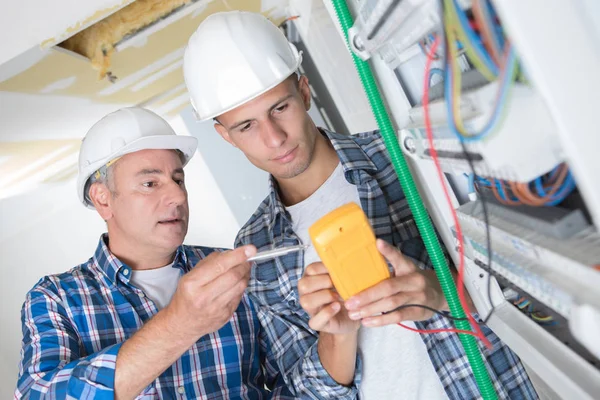 Läsning i volt och arbeta — Stockfoto