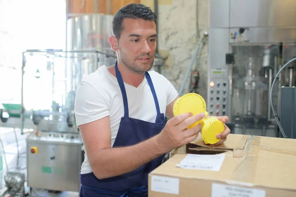 Trabajador en el proceso de embalaje y transporte de producción — Foto de Stock