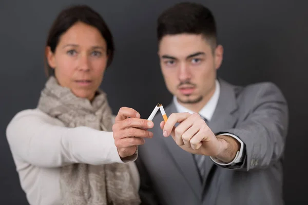 Homem e mulher deixando de fumar juntos — Fotografia de Stock