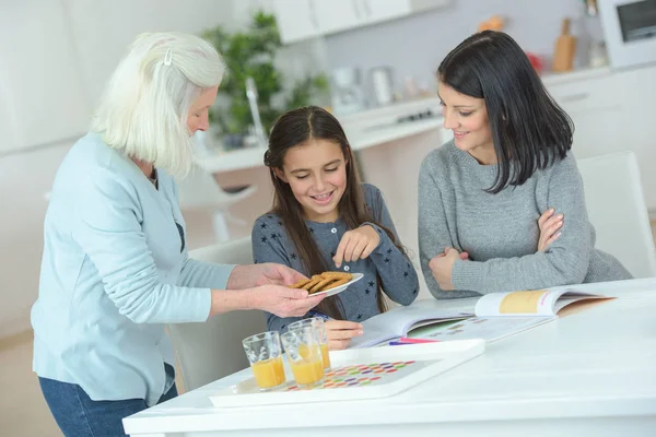 Madre y abuela con chica celebrando cumpleaños —  Fotos de Stock