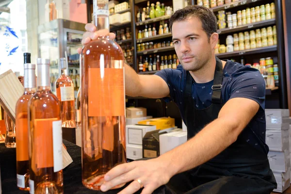 Reabastecer garrafas na loja de bebidas — Fotografia de Stock