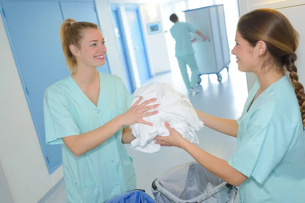 Reinigen bed sheets kliniek — Stockfoto