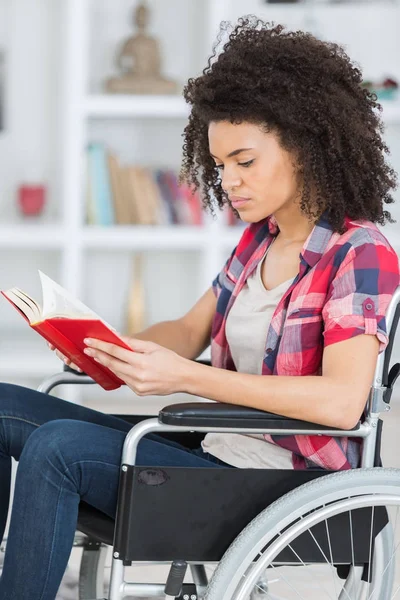Deficiente mulher lendo o livro — Fotografia de Stock