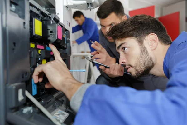 Porträt eines jungen Mannes per Druckmaschine — Stockfoto