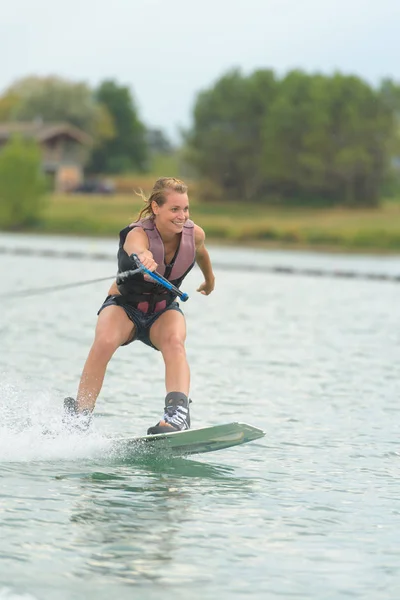 Γυναίκα stunt σχετικά wakeboard στη λίμνη — Φωτογραφία Αρχείου