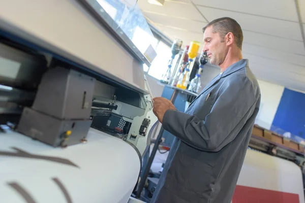Impressão imprensa empregado e máquina — Fotografia de Stock