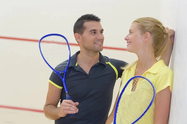 Счастливая теннисная пара и теннис — стоковое фото