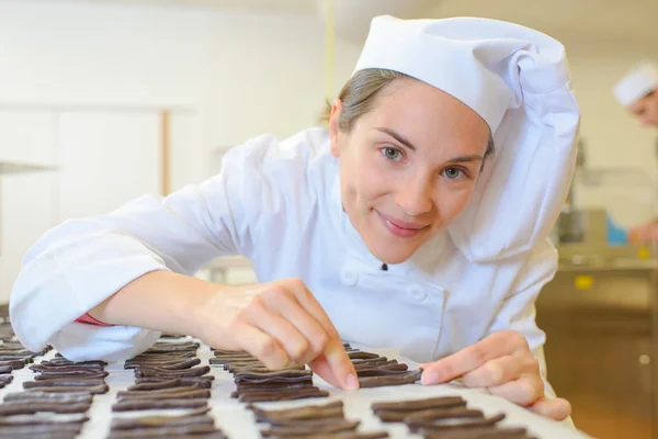 Chef organizar chocolates e chef — Fotografia de Stock
