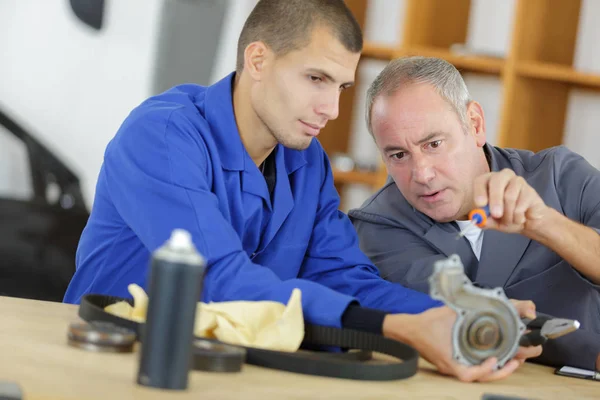 Untersuchung medizinischer Teile und Mechaniker — Stockfoto