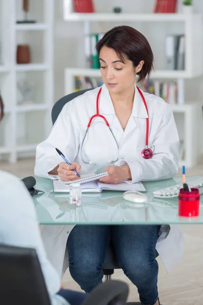 Escribir la prescripción después de diagnosticar paciente enfermo —  Fotos de Stock