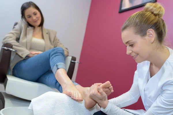 Vrouw vrouwelijke voeten masseren — Stockfoto