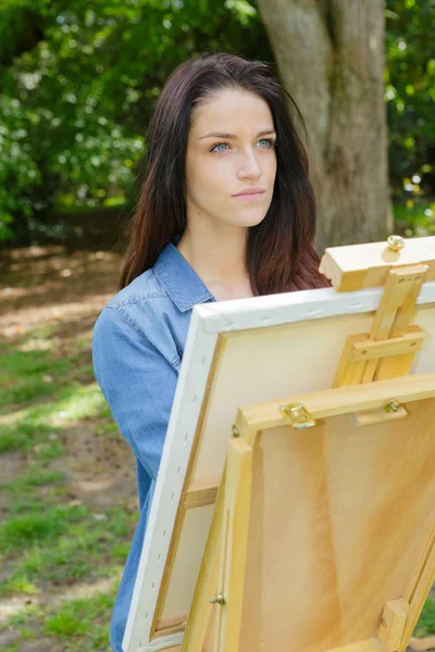 Young lovely caucasian woman painting outdoors — Stock Photo, Image