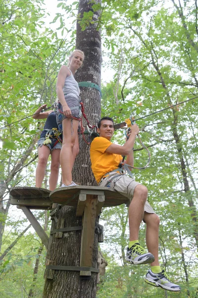 Familie klimmen touw in het avonturenpark — Stockfoto