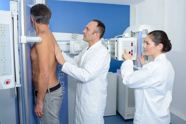 Лікар, який направляє пацієнта на рентген — стокове фото