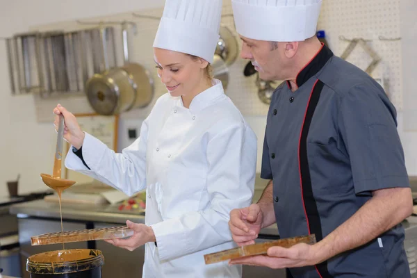 Chef et assistant créer de nouvelles pâtisseries — Photo