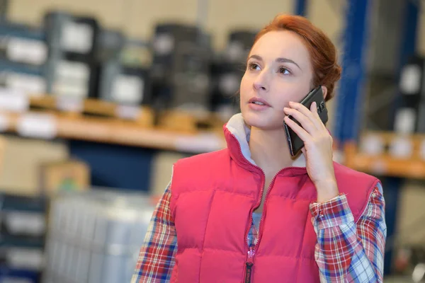 Mujer gerente de almacén llamando — Foto de Stock