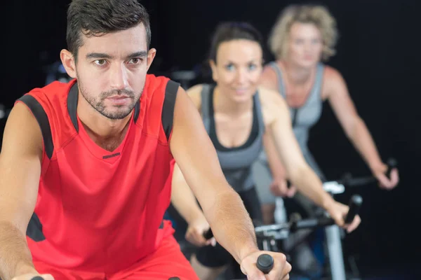 Gruppen i gymmet på de stationära cyklarna — Stockfoto