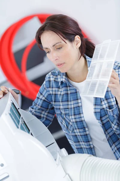 Lady working on air conditioning unit — Stock Photo, Image