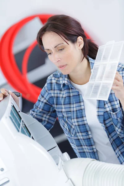 Lady bezig met airconditioning unit — Stockfoto