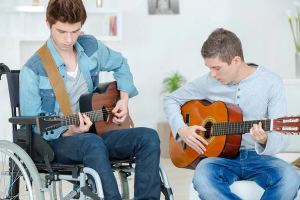 Bezbariérový kytarista a invalidní vozík — Stock fotografie