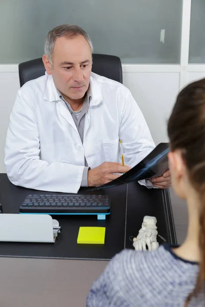 Médico explicando los resultados de rayos X al paciente — Foto de Stock