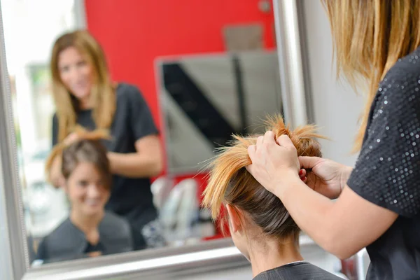 Donna che si fa i capelli — Foto Stock