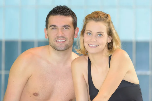 Pareja de vacaciones junto a la piscina — Foto de Stock