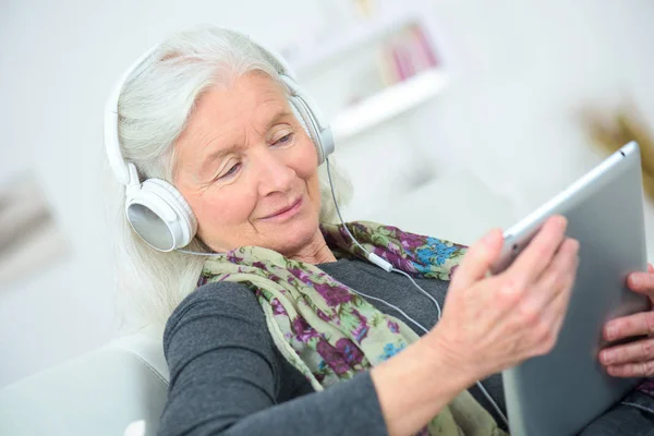 Old women listening to music from labtop — Stock Photo, Image