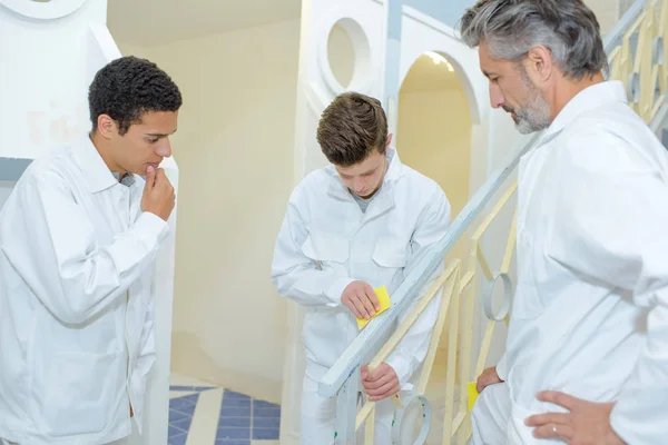 Limpiando la barandilla y tres — Foto de Stock