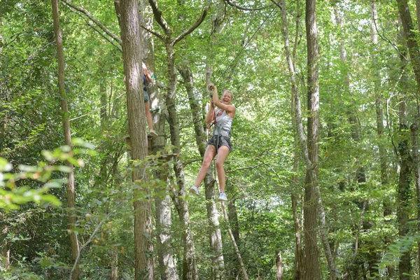 Frau klettert am Seil im Erlebnispark — Stockfoto